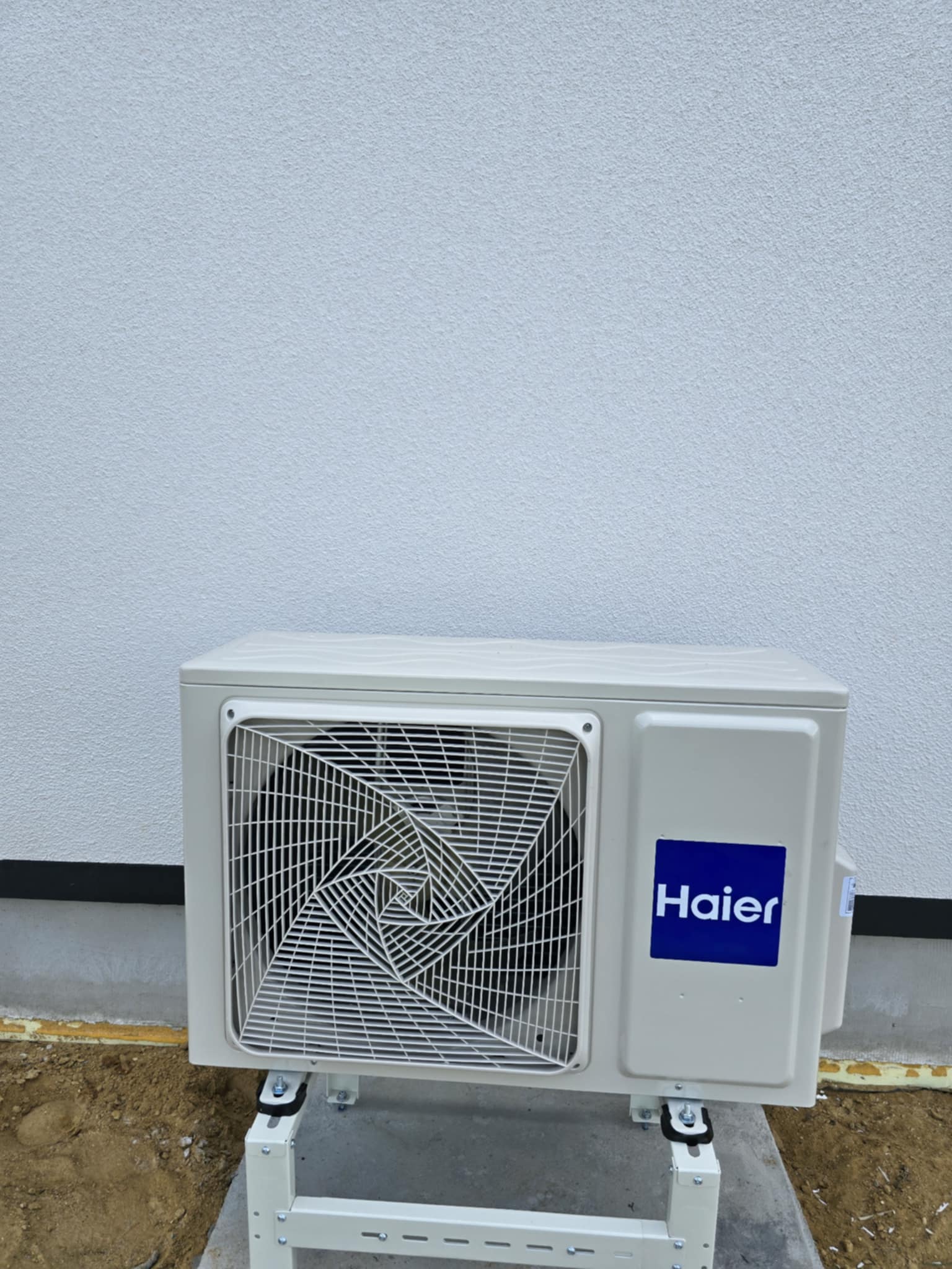 Klimatyzator ścienny w salonie